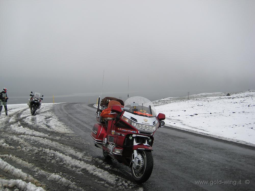 IMG_0585.JPG - Montagne tra Egilsstadir e Seydisfjordur (valico m 640): sempre più neve