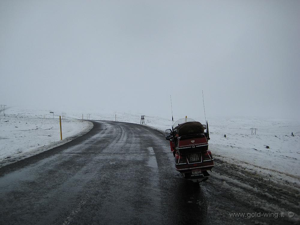 IMG_0586.JPG - Montagne tra Egilsstadir e Seydisfjordur (valico m 640): sempre più neve