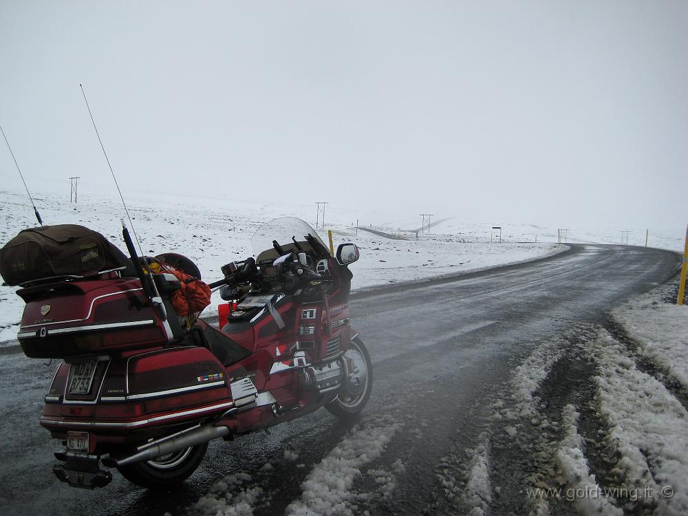 IMG_0589.JPG - Montagne tra Egilsstadir e Seydisfjordur (valico m 640): sempre più neve