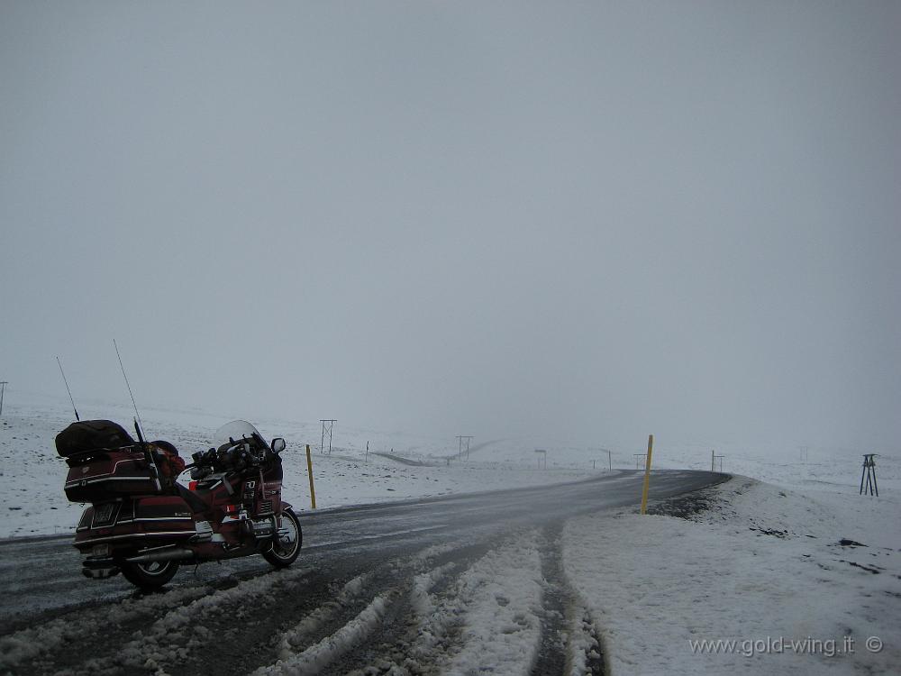 IMG_0590.JPG - Montagne tra Egilsstadir e Seydisfjordur (valico m 640): sempre più neve