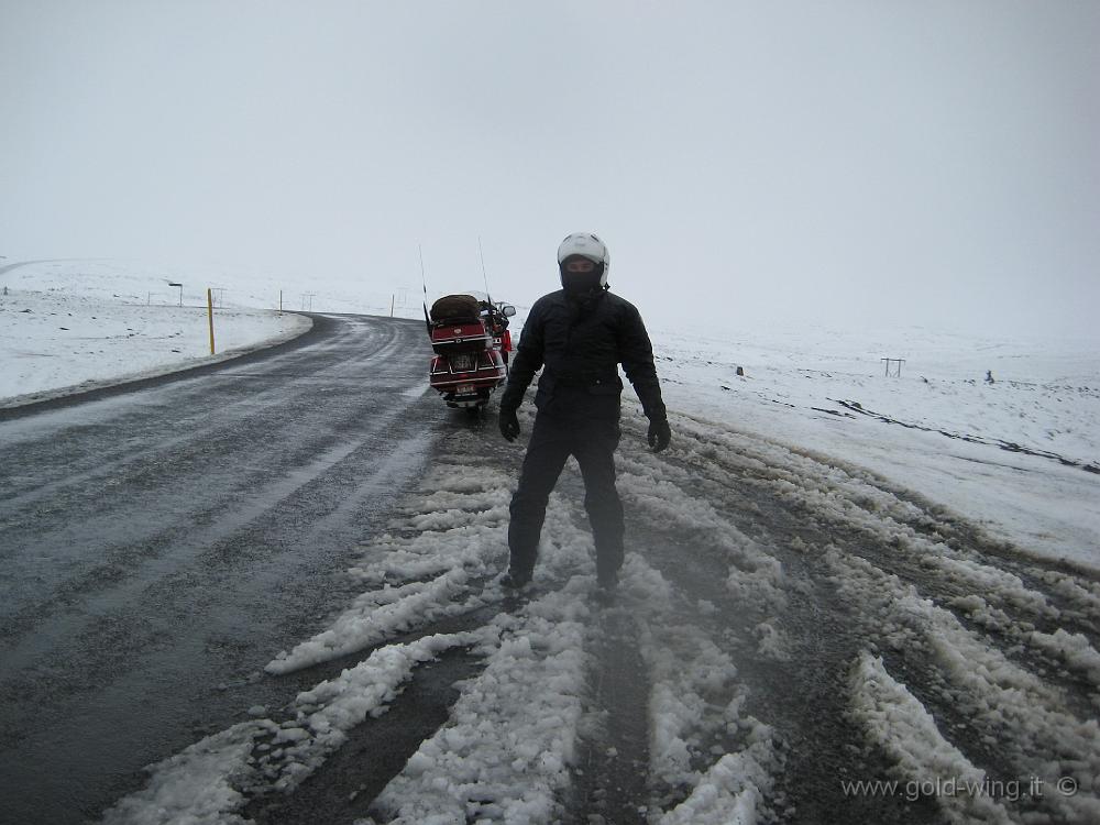 IMG_0591.JPG - Montagne tra Egilsstadir e Seydisfjordur (valico m 640): sempre più neve