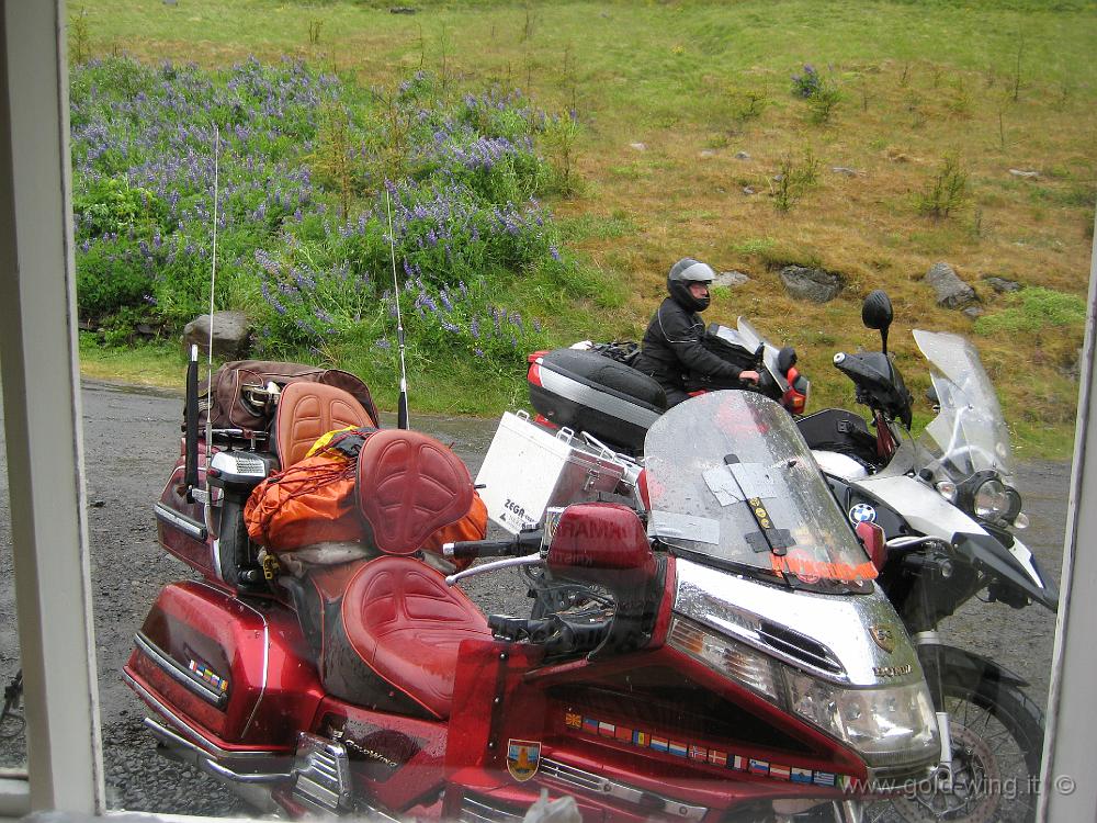 IMG_0592.JPG - Seydisfjordur: al sicuro nell'ostello. Arrivano altre moto