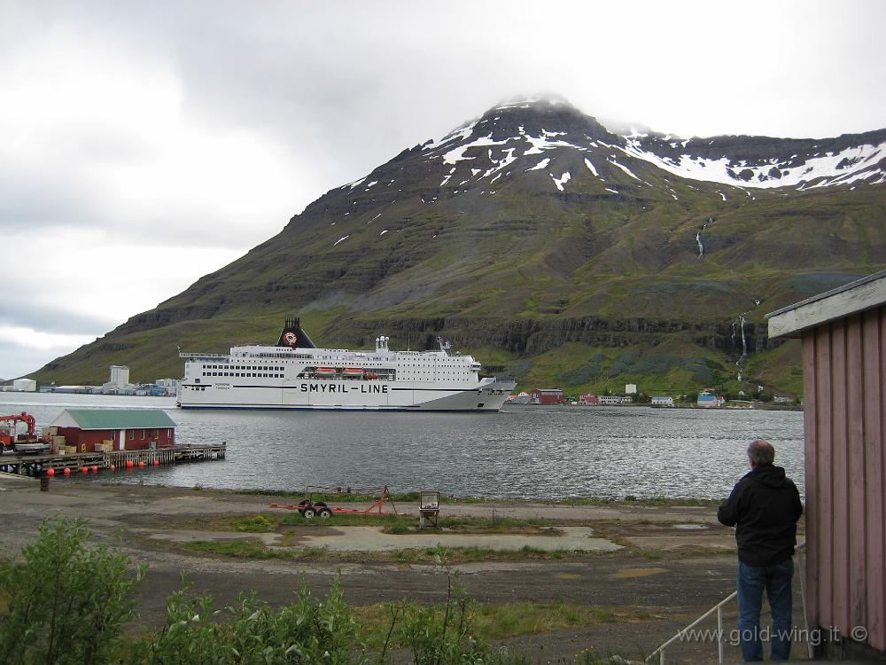 IMG_0632.JPG - La Norrona arriva a Seydisfjordur