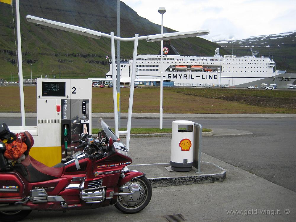 IMG_0633.JPG - La Norrona arriva mentre torno a Seydisfjordur