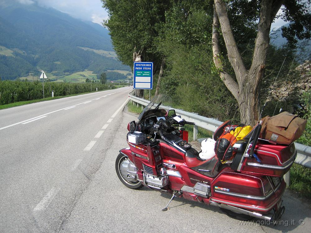 IMG_0682.JPG - La moto ai piedi dello Stelvio (ore 9/9.11) …