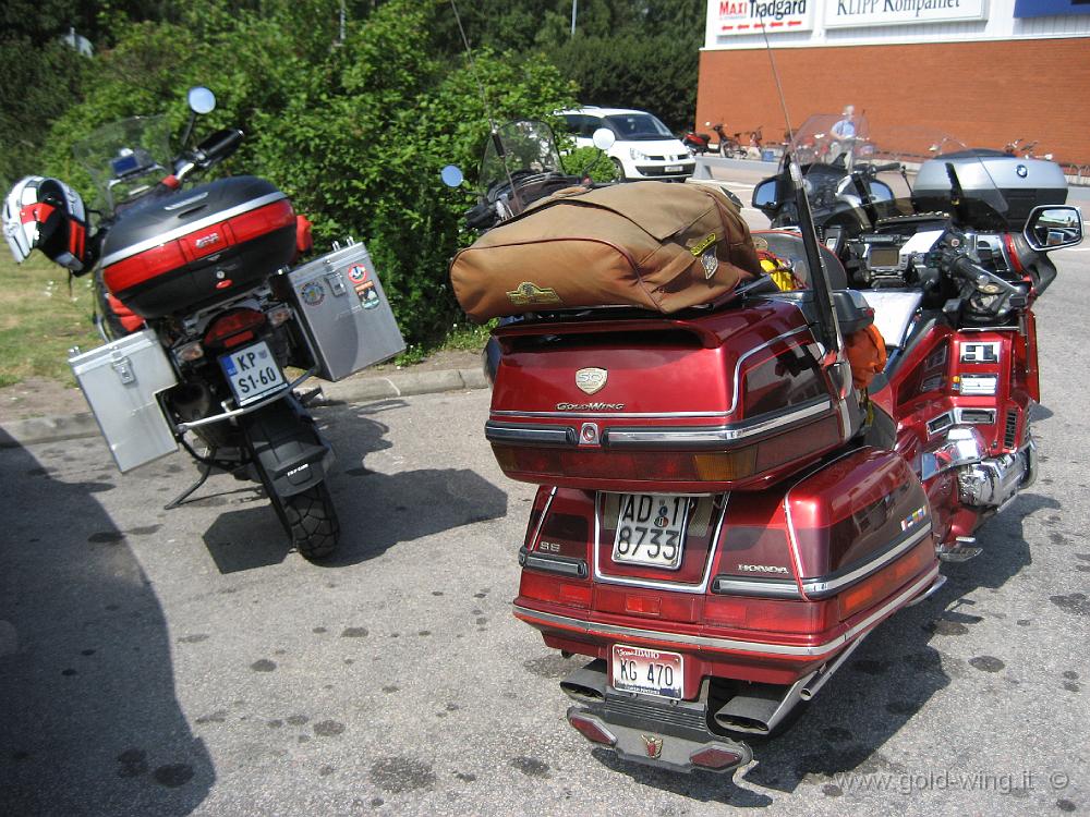 IMG_0042.JPG - Le due moto: Honda Gold Wing 1500 del '98 e BMW GS Adventure 1200 del 2006