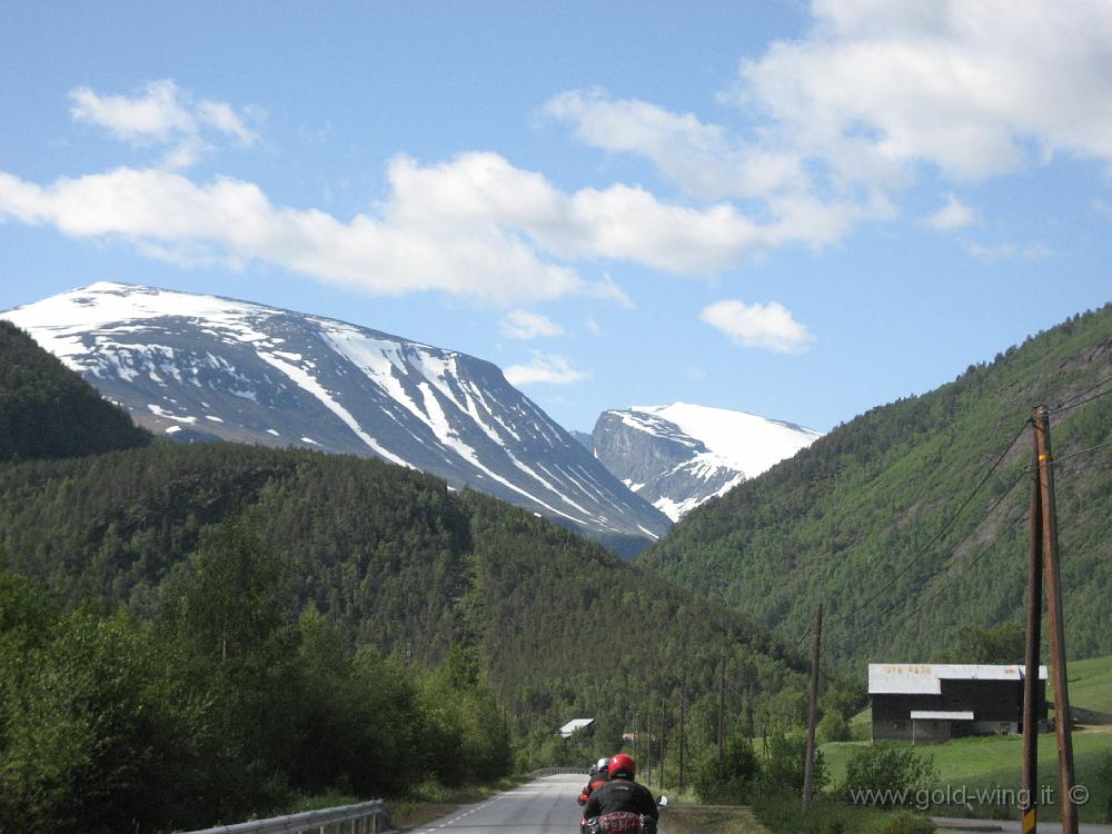 IMG_0108.JPG - Altre moto (Jotunheimen sullo sfondo)