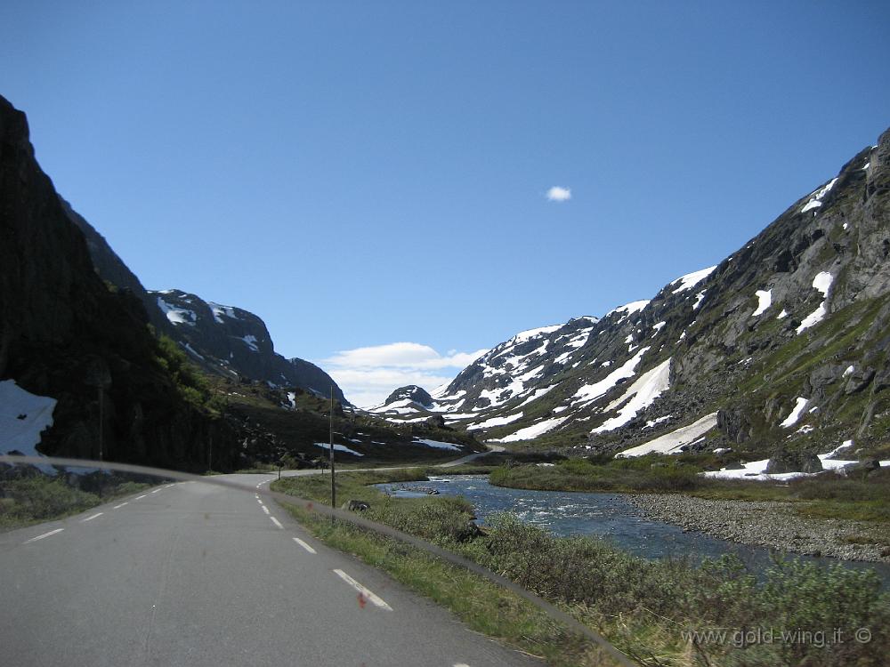 IMG_0200.JPG - Salita verso il passo Sognefjell (m 1.415)