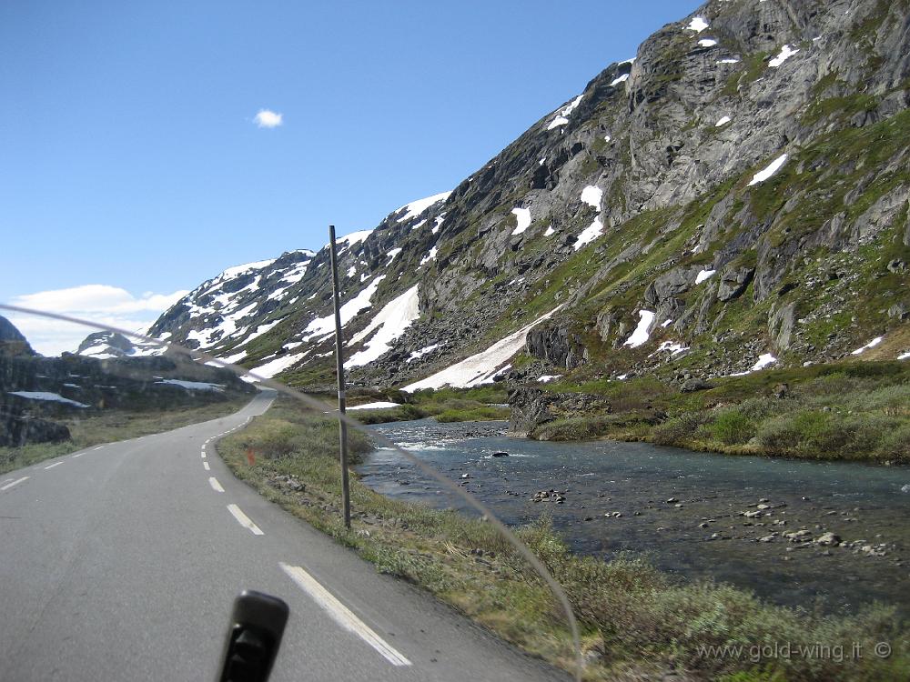 IMG_0201.JPG - Salita verso il passo Sognefjell (m 1.415)