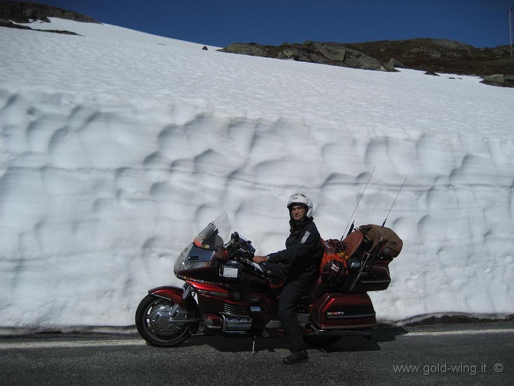 IMG_0254.JPG - Muro di neve lungo la salita verso il passo Sognefjell (m 1.415)