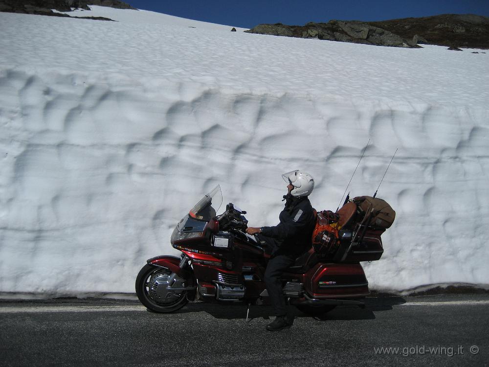 IMG_0255.JPG - Muro di neve lungo la salita verso il passo Sognefjell (m 1.415)