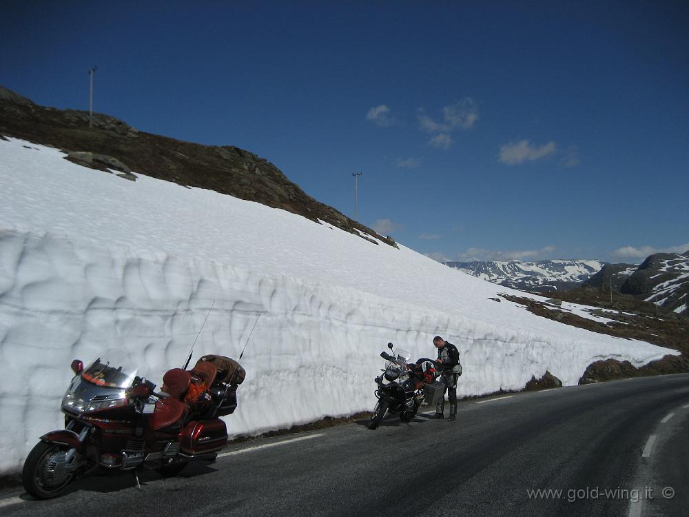 IMG_0258.JPG - Muro di neve lungo la salita verso il passo Sognefjell (m 1.415)