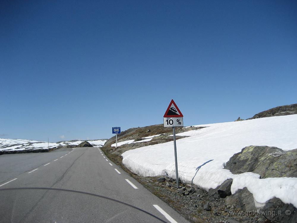 IMG_0330.JPG - Discesa dal passo Sognefjell (m 1.415)