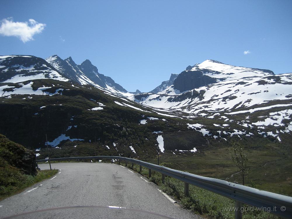 IMG_0370.JPG - Discesa dal passo Sognefjell (m 1.415)