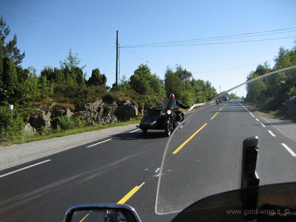 IMG_0649.JPG - Sognefjorden: moto e sidecar che saluta