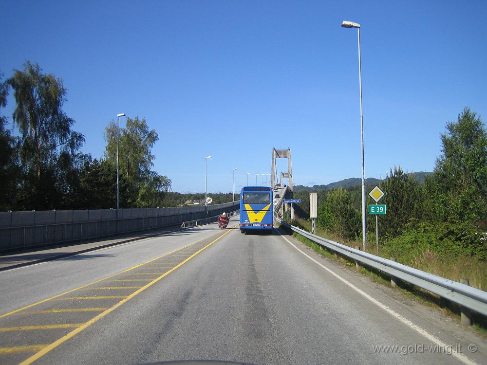 IMG_0730-2.JPG - Ponte sull'Osterfjorden e il Sorfjorden: supero un bus