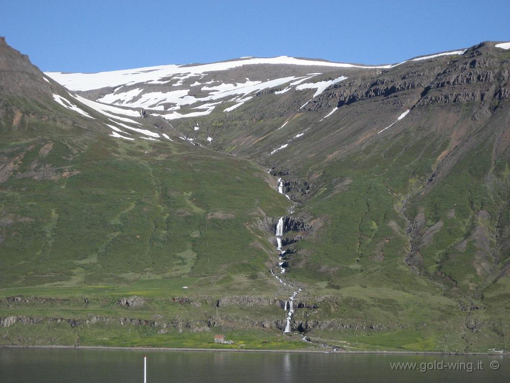 IMG_1058.JPG - Fiordo di Seydisfjordur: cascata