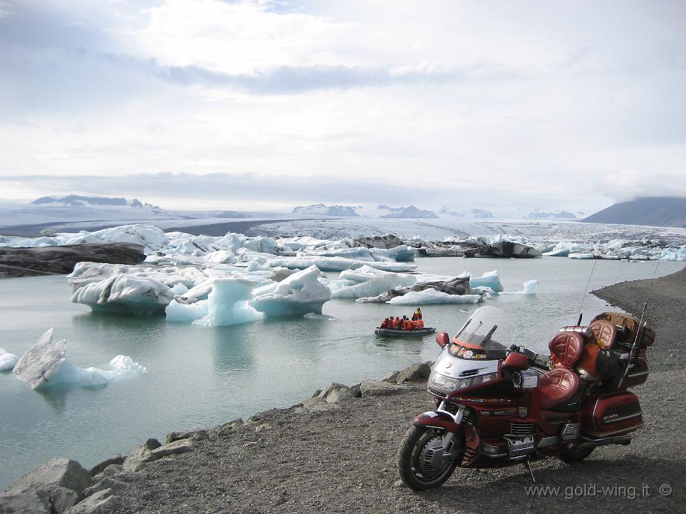 IMG_1300.JPG - Jokulsarlon: gommone di turisti che fa il giro nel lago