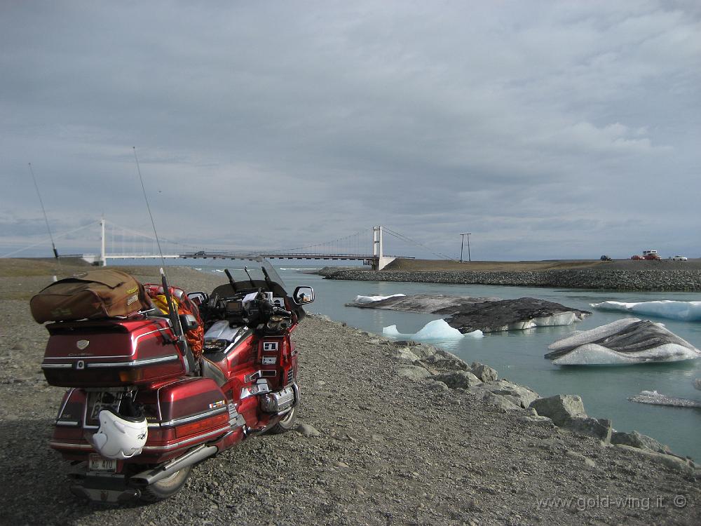 IMG_1306.JPG - Il ponte sull'emissario dello Jokulsarlon