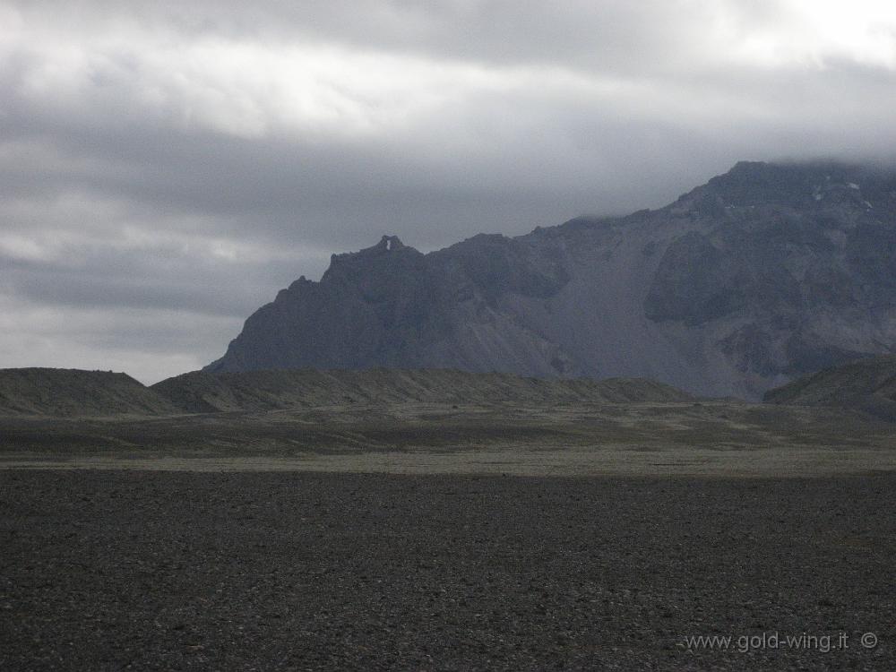 IMG_1347.JPG - Costeggiando il Hvannadalshnukur, la più alta montagna islandese (m 2.110)