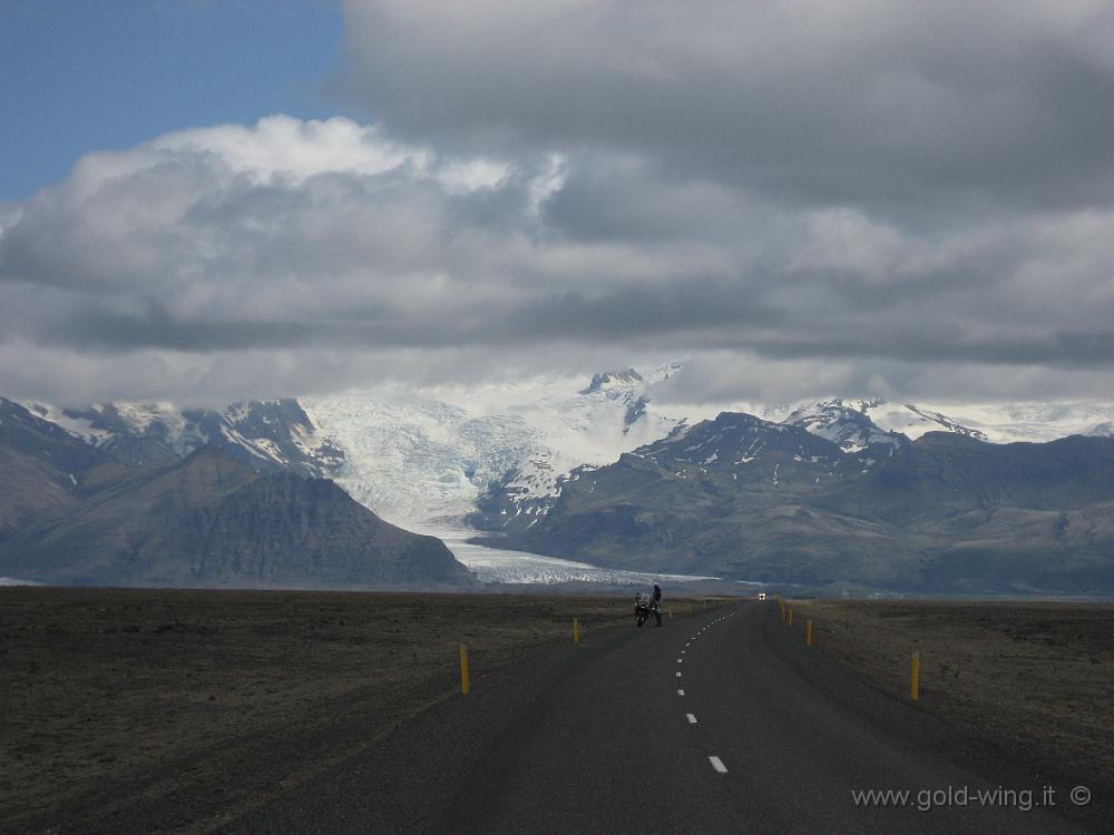 IMG_1429.JPG - Ghiacciaio di Skaftafellsjokull che scende dal monte Hvannadalshnukur, la più alta montagna islandese (m 2.110)