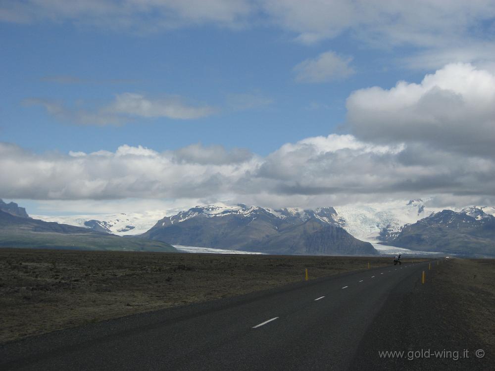 IMG_1430.JPG - Ghiacciai di Skaftafellsjokull e Svinafellsjokull che scendono dal monte Hvannadalshnukur, la più alta montagna islandese (m 2.110)