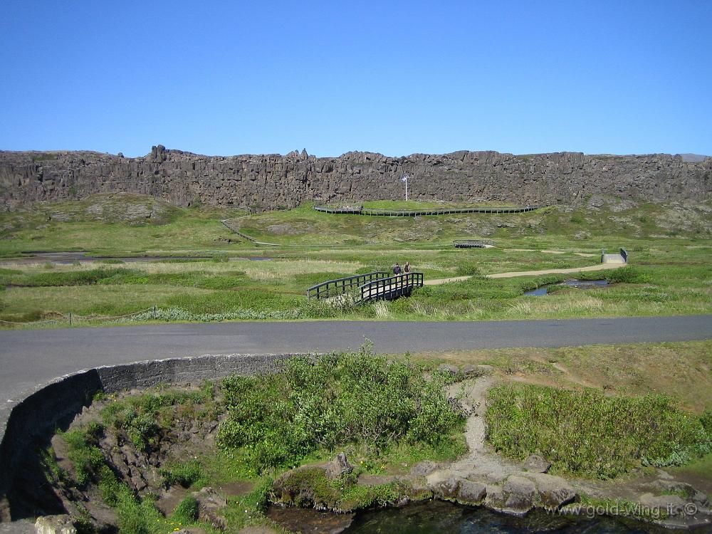 IMG_0001-10.JPG - Thingvellir: bandiera che individua il Logberg (roccia della legge), dove si riuniva l'Althing