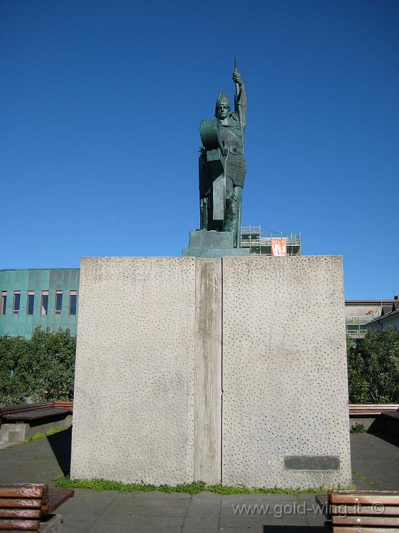 IMG_0012.JPG - Reykjavik: la statua del fondatore della città (874) , il vichingo Ingolfur Arnasson