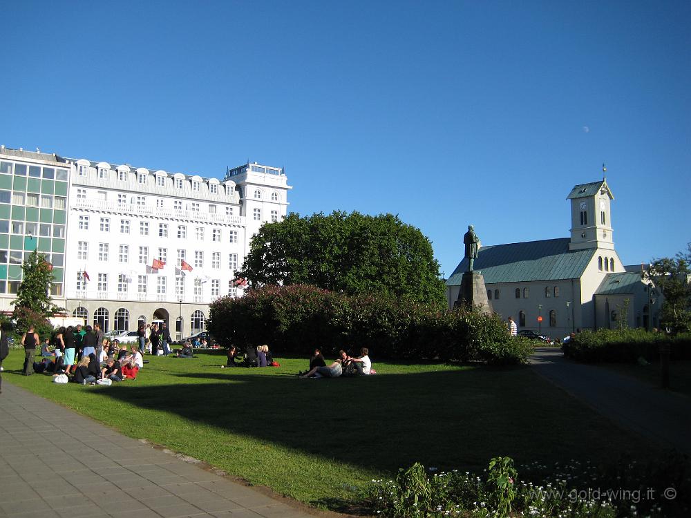 IMG_0023.JPG - Reykjavik: piazza Austurvollur, sul sito della prima abitazione di Arnasson, fondatore della città