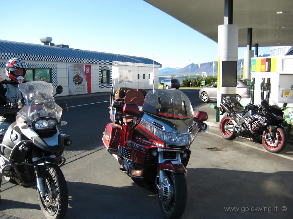 IMG_0043.JPG - Reykjavik: accompagnati da un motociclista locale fuori dalla città