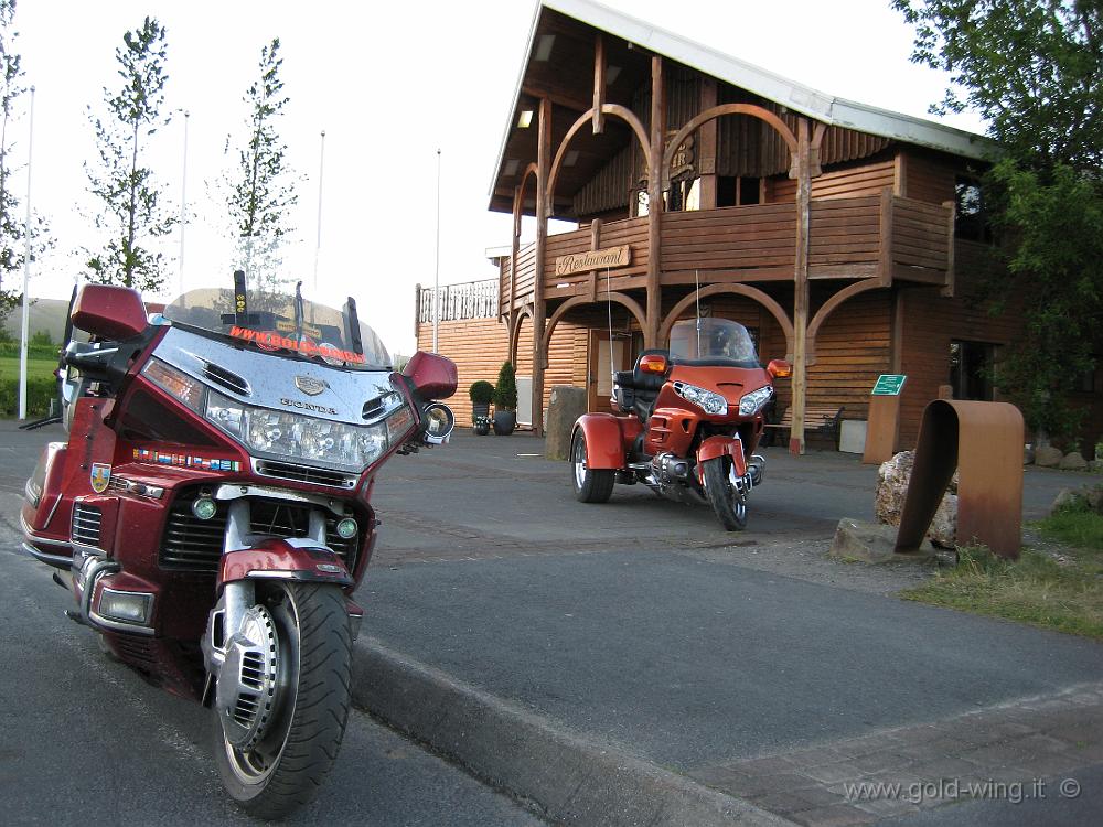 IMG_0045.JPG - Presso il campeggio di Geysir, un trike Gold Wing islandese