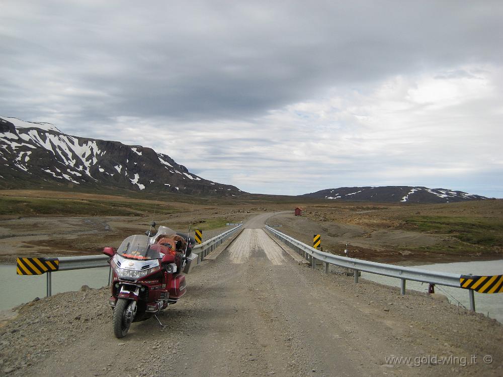 IMG_0113.JPG - La strada del Kjolur: ponte sul fiume Hvita