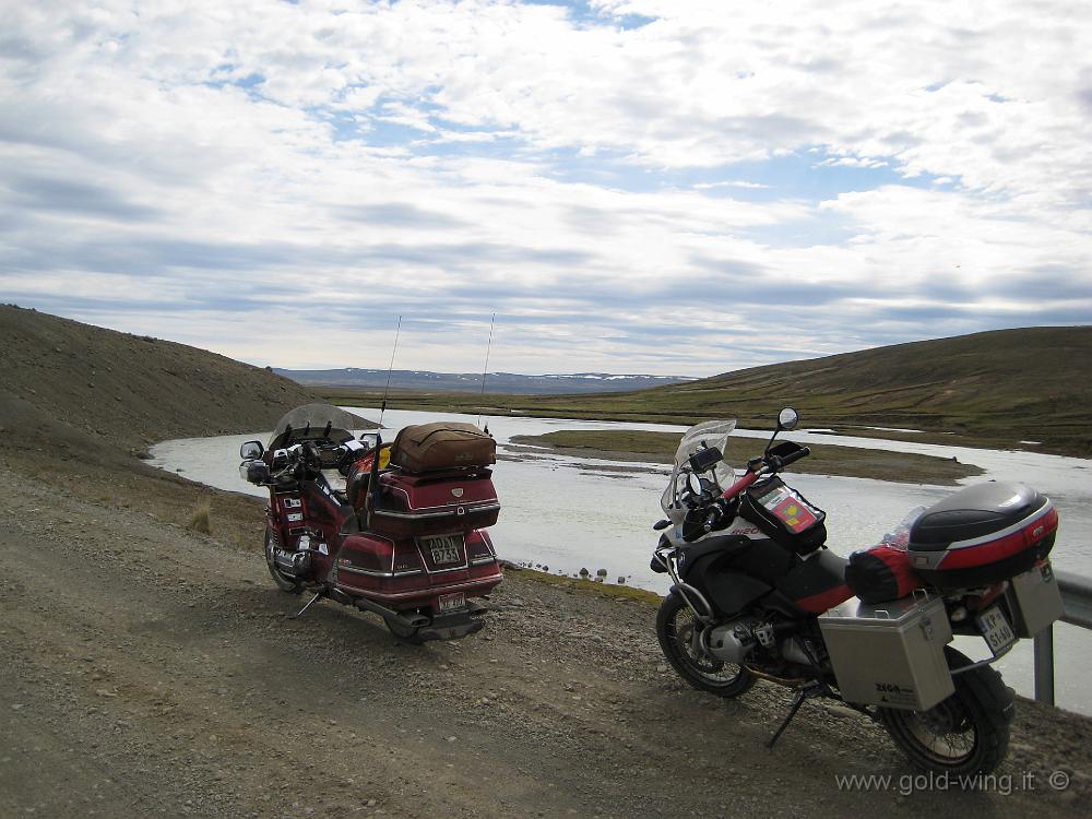 IMG_0114.JPG - La strada del Kjolur: fiume Hvita (emissario del Hvitarvatn)