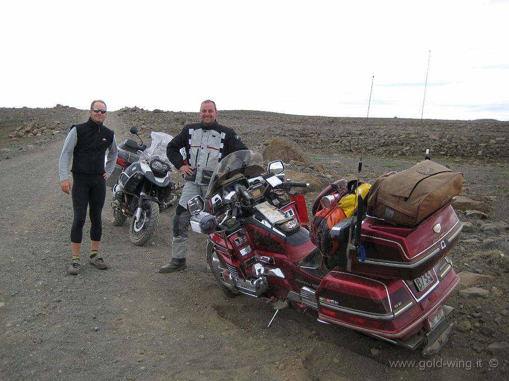 IMG_0149.JPG - La strada del Kjolur: il ciclista tedesco che mi ha aiutato a sollevare la moto e Tomaz