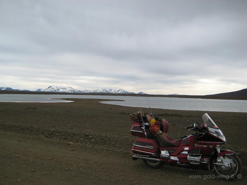 IMG_0163.JPG - La strada del Kjolur: ghiacciaio Langjokull e lago poco prima del campeggio Hveravellir