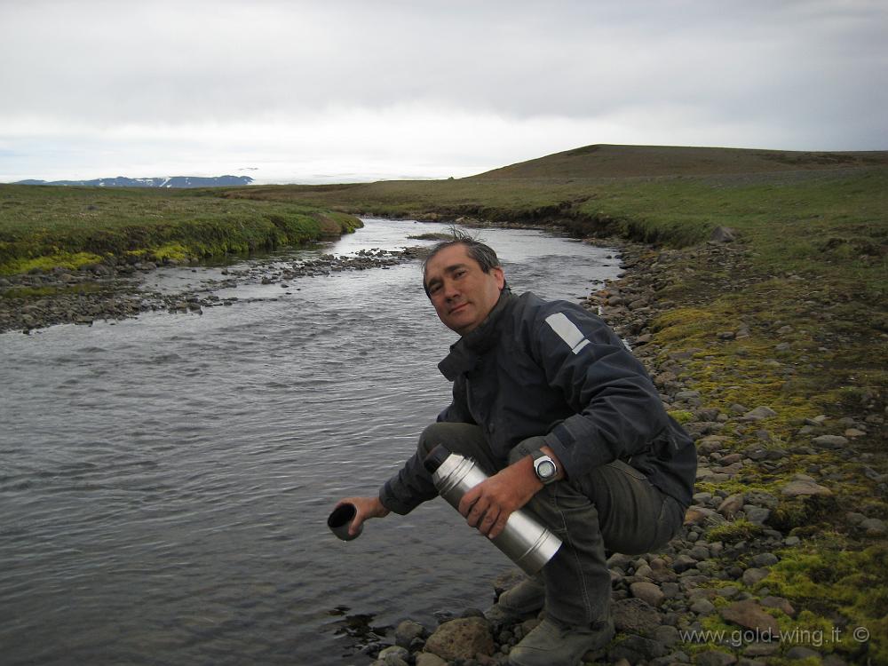 IMG_0166.JPG - La strada del Kjolur: sosta a metà strada presso un torrente per rifocillarsi (ore di polvere sul viso: km 82 di sterrato in h 4.10, media km/h 20)