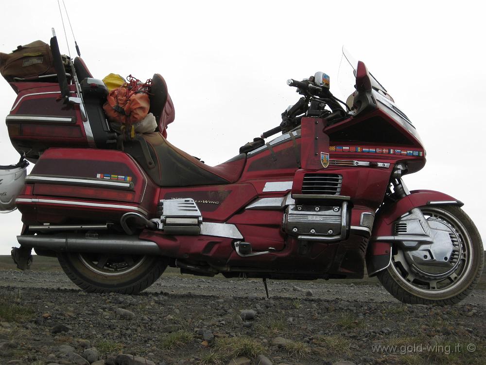 IMG_0167.JPG - La strada del Kjolur: la moto "sembra" non aver riportato danni