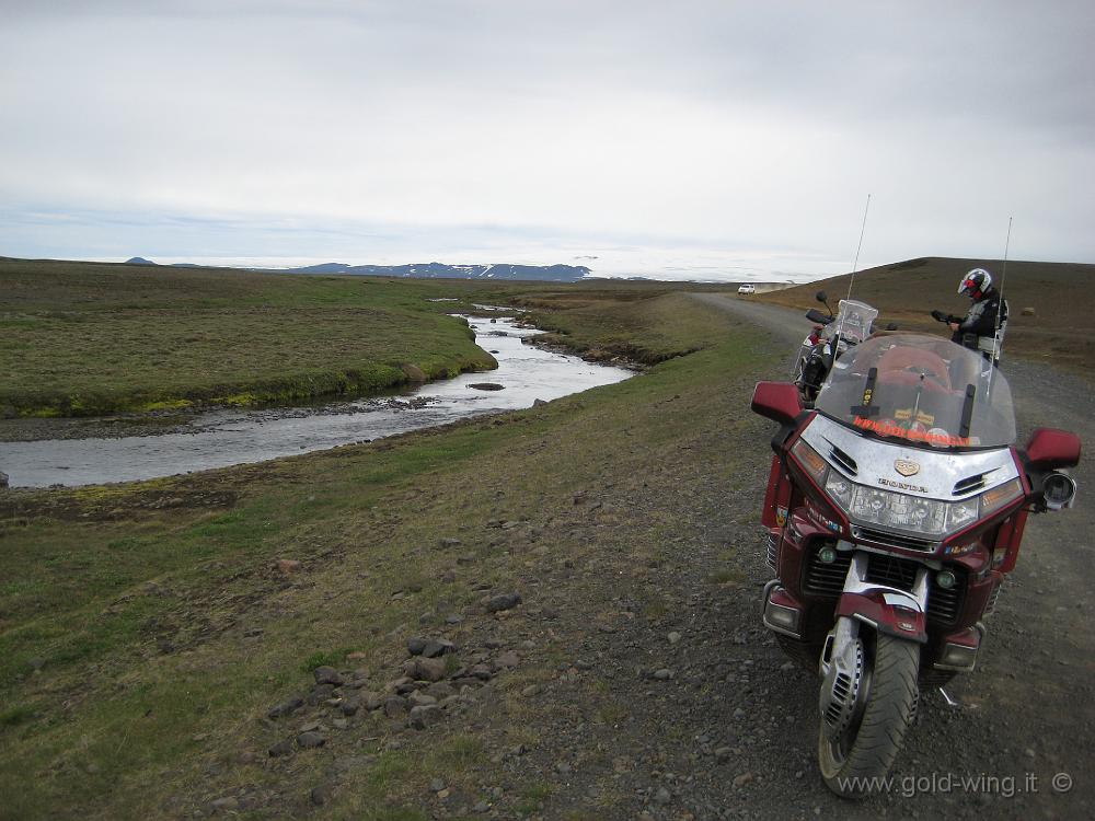 IMG_0168.JPG - La strada del Kjolur: sosta a metà strada presso un torrente per rifocillarsi