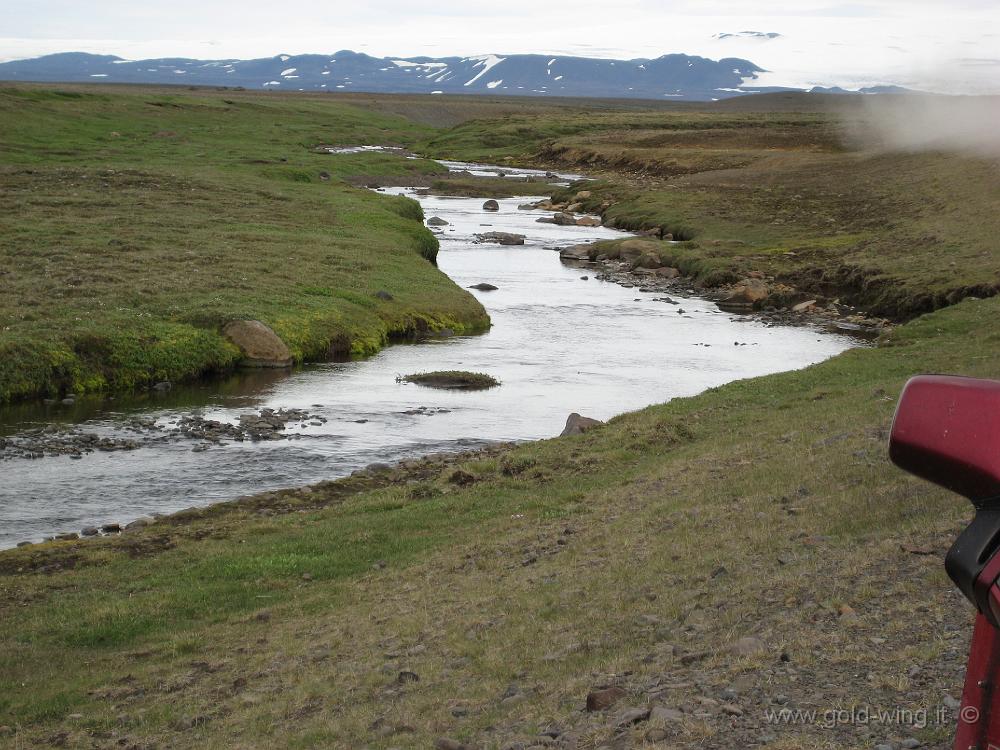 IMG_0169.JPG - La strada del Kjolur: sosta a metà strada presso un torrente per rifocillarsi