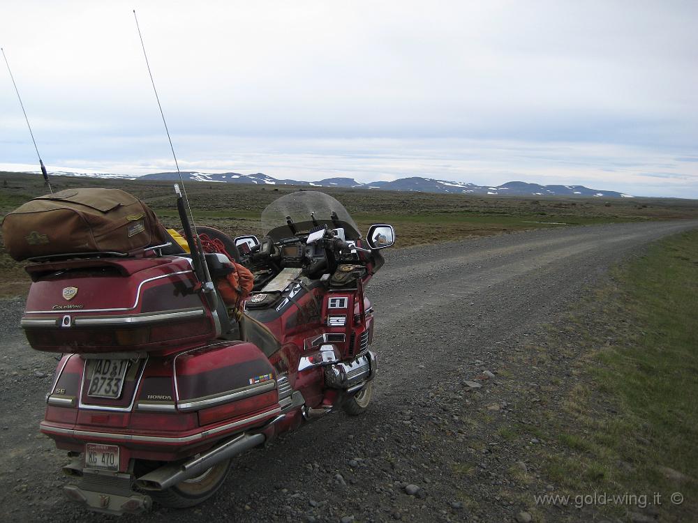 IMG_0171.JPG - La strada del Kjolur, si riprende il cammino: ghiacciaio Langjokull