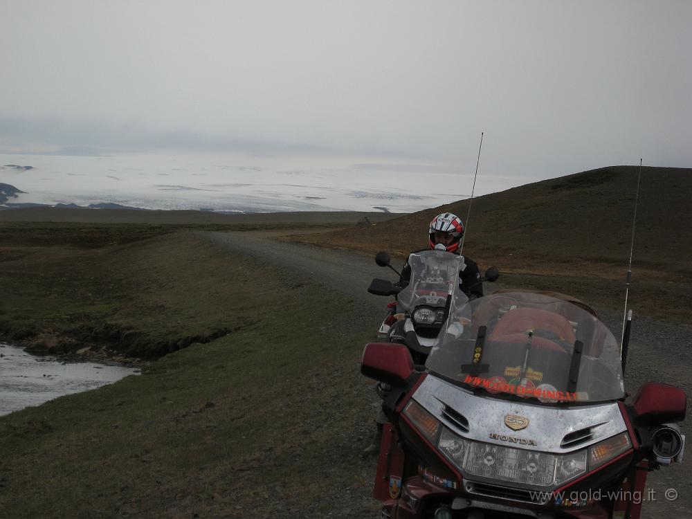 IMG_0172.JPG - La strada del Kjolur, si riprende il cammino: ghiacciaio Langjokull