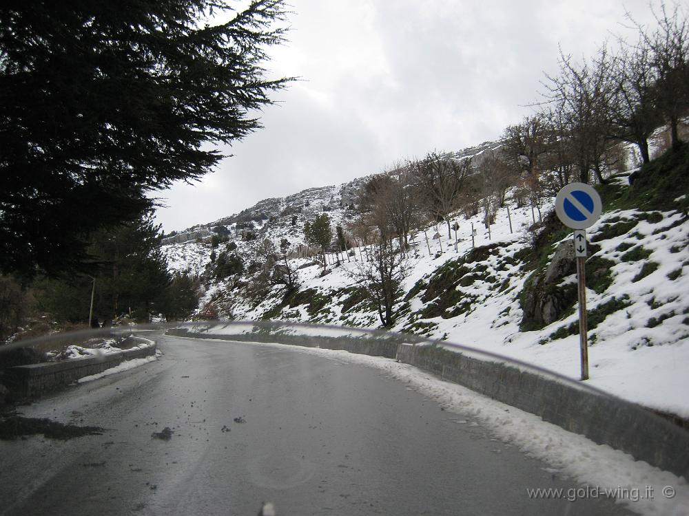 IMG_0020.JPG - Madonie, salita verso Portella Colla (m 1.428): neve sulla strada