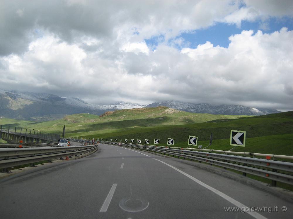 IMG_0058.JPG - Autostrada Catania-Palermo: il verde dei prati e il bianco della neve