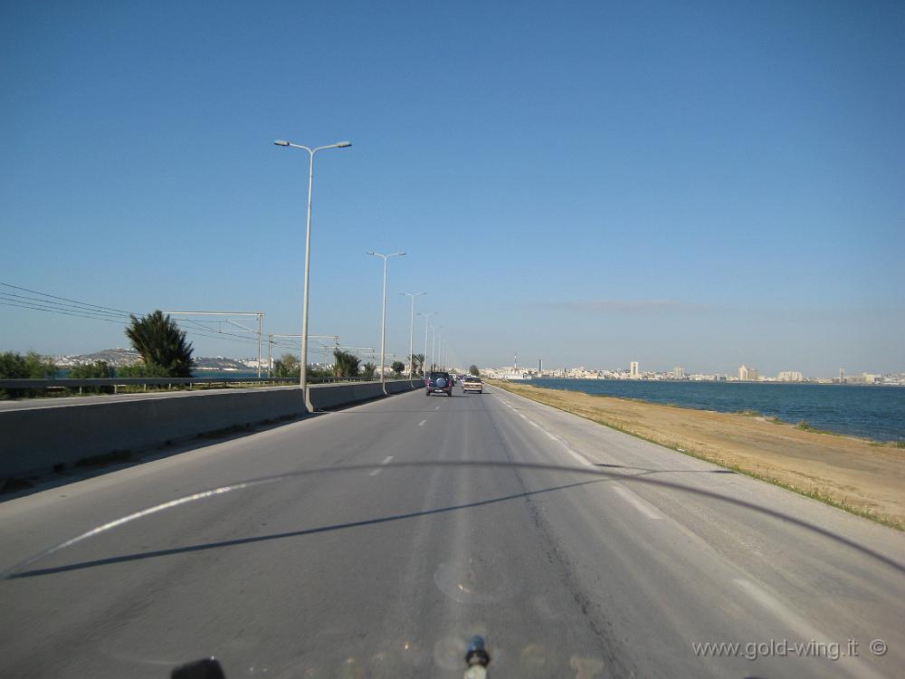 IMG_0097.JPG - La strada dal porto di Tunisi (La Goletta) verso il centro città, attraverso la laguna