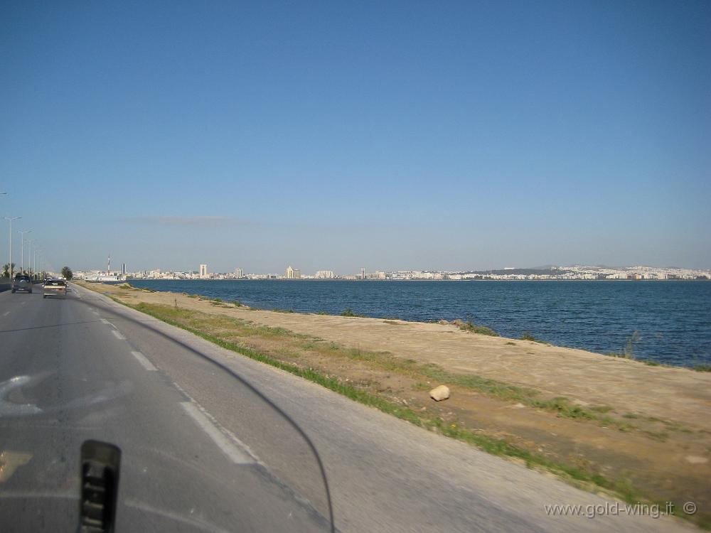 IMG_0099.JPG - La strada dal porto di Tunisi (La Goletta) verso il centro città, attraverso la laguna