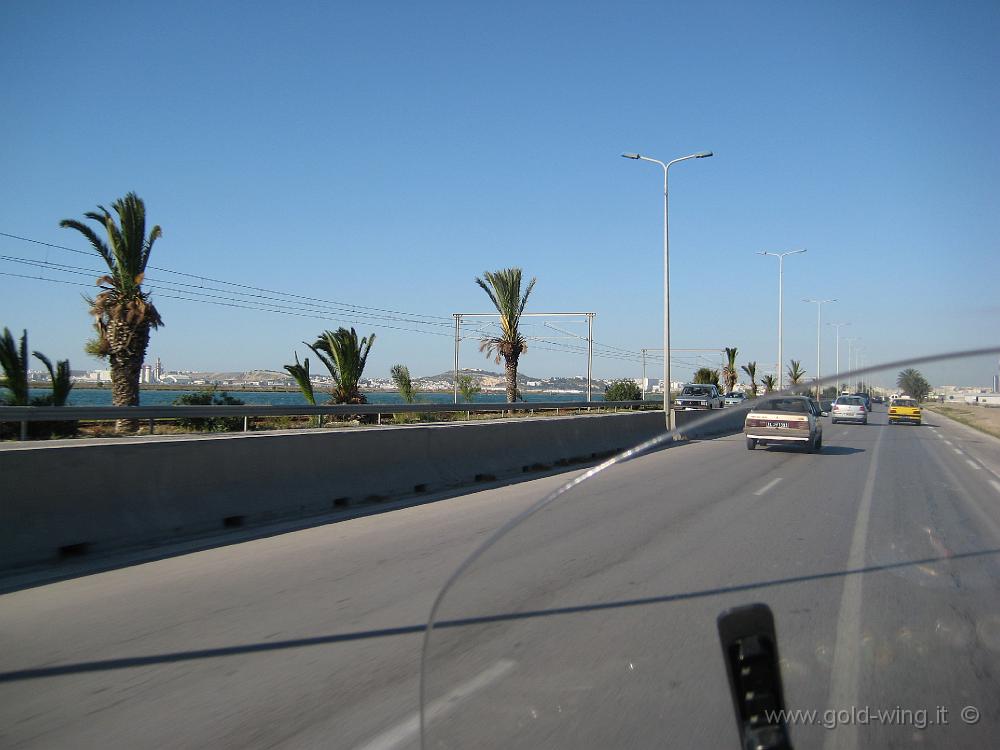 IMG_0102.JPG - La strada dal porto di Tunisi (La Goletta) verso il centro città, attraverso la laguna