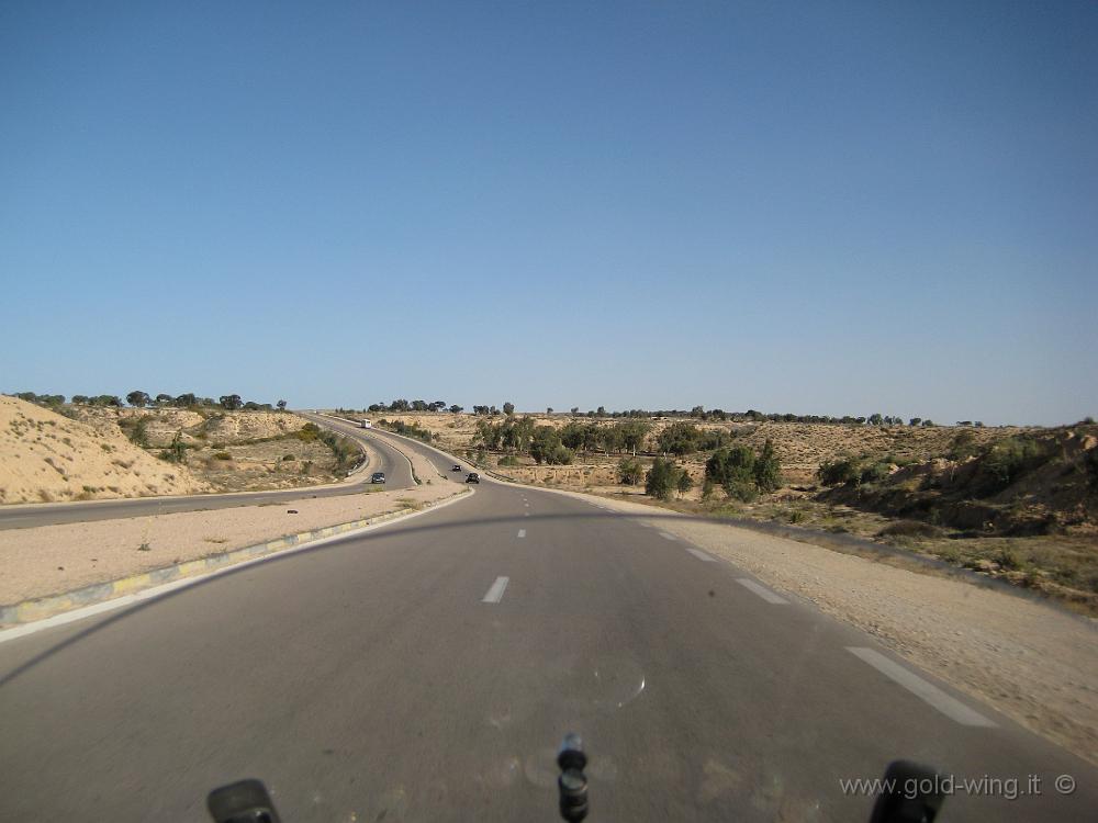 IMG_0245.JPG - Circonvallazione di Gabes: il terreno è sempre più arido, ormai sono ai limiti del deserto