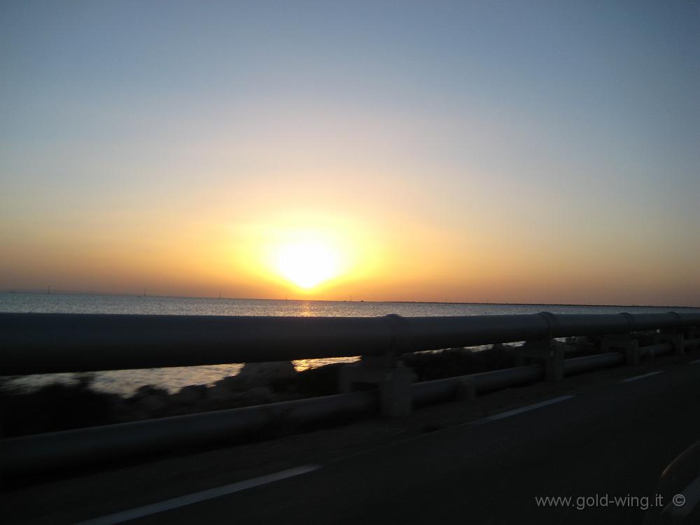 IMG_0284.JPG - Tramonto sul ponte verso l'isola di Djerba