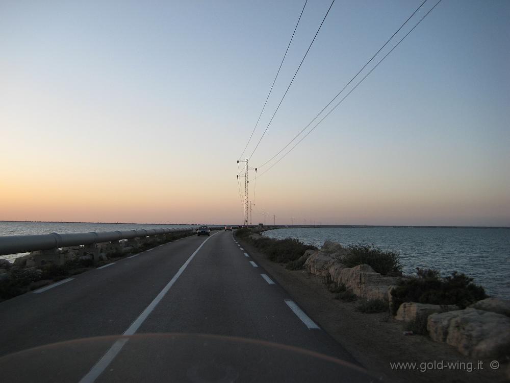 IMG_0286.JPG - Il ponte verso l'isola di Djerba