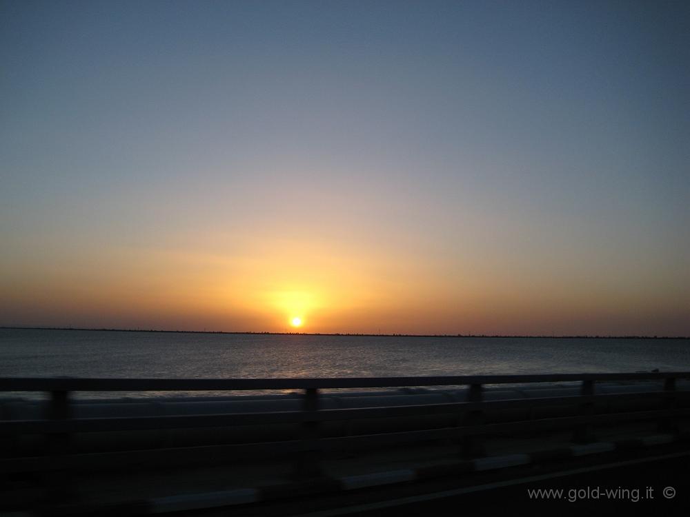 IMG_0297.JPG - Tramonto sul ponte verso l'isola di Djerba